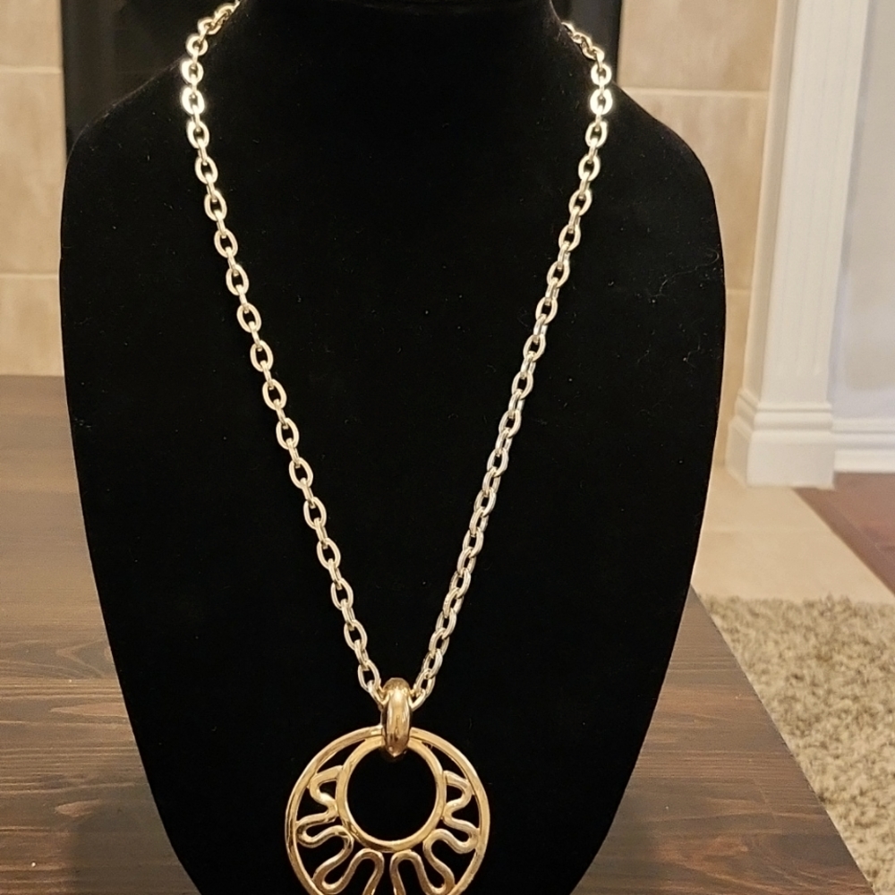 Like new Sara coventry gold toned necklace 28"